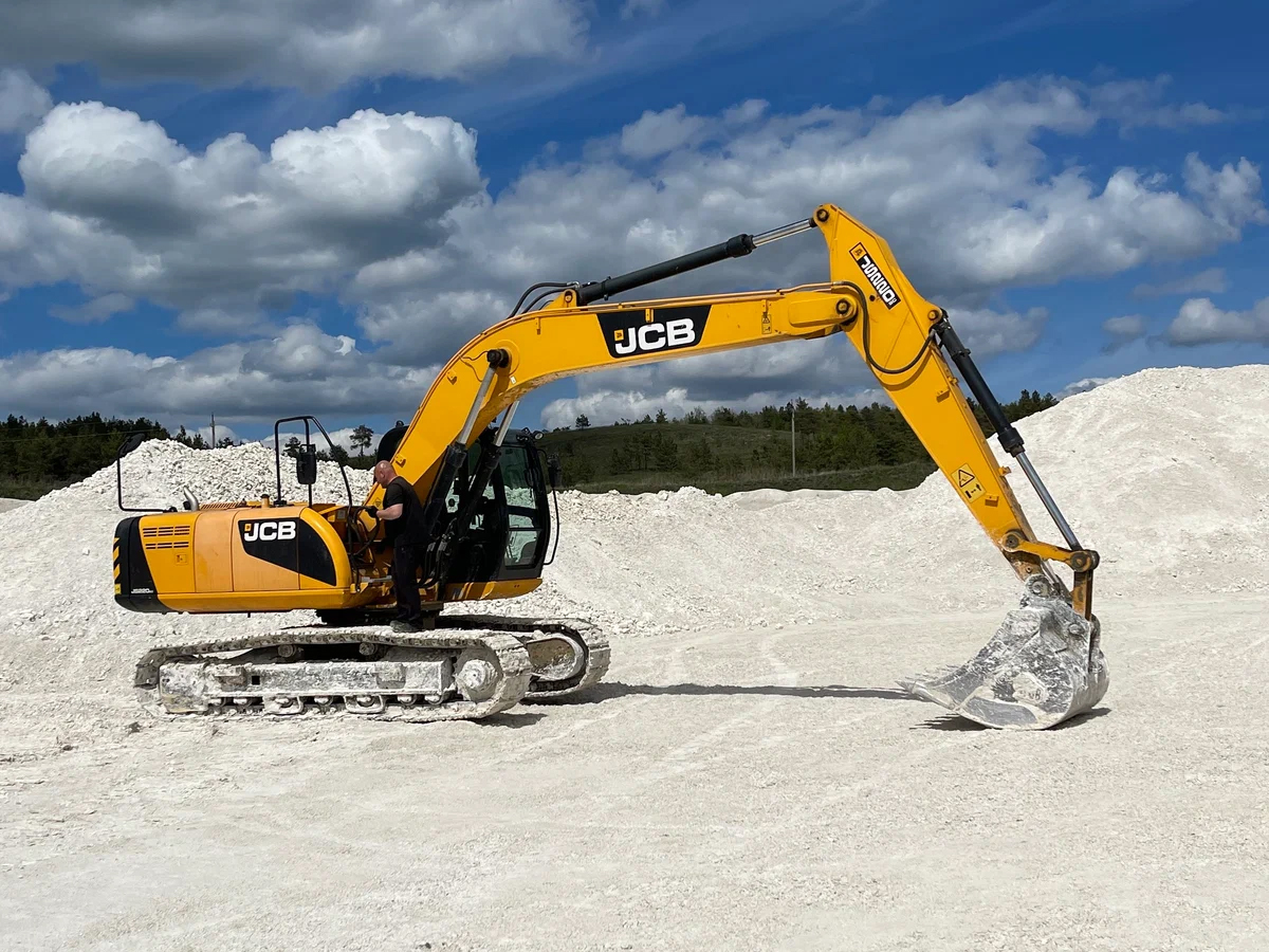JCB JS220 (22-tonne) Excavator